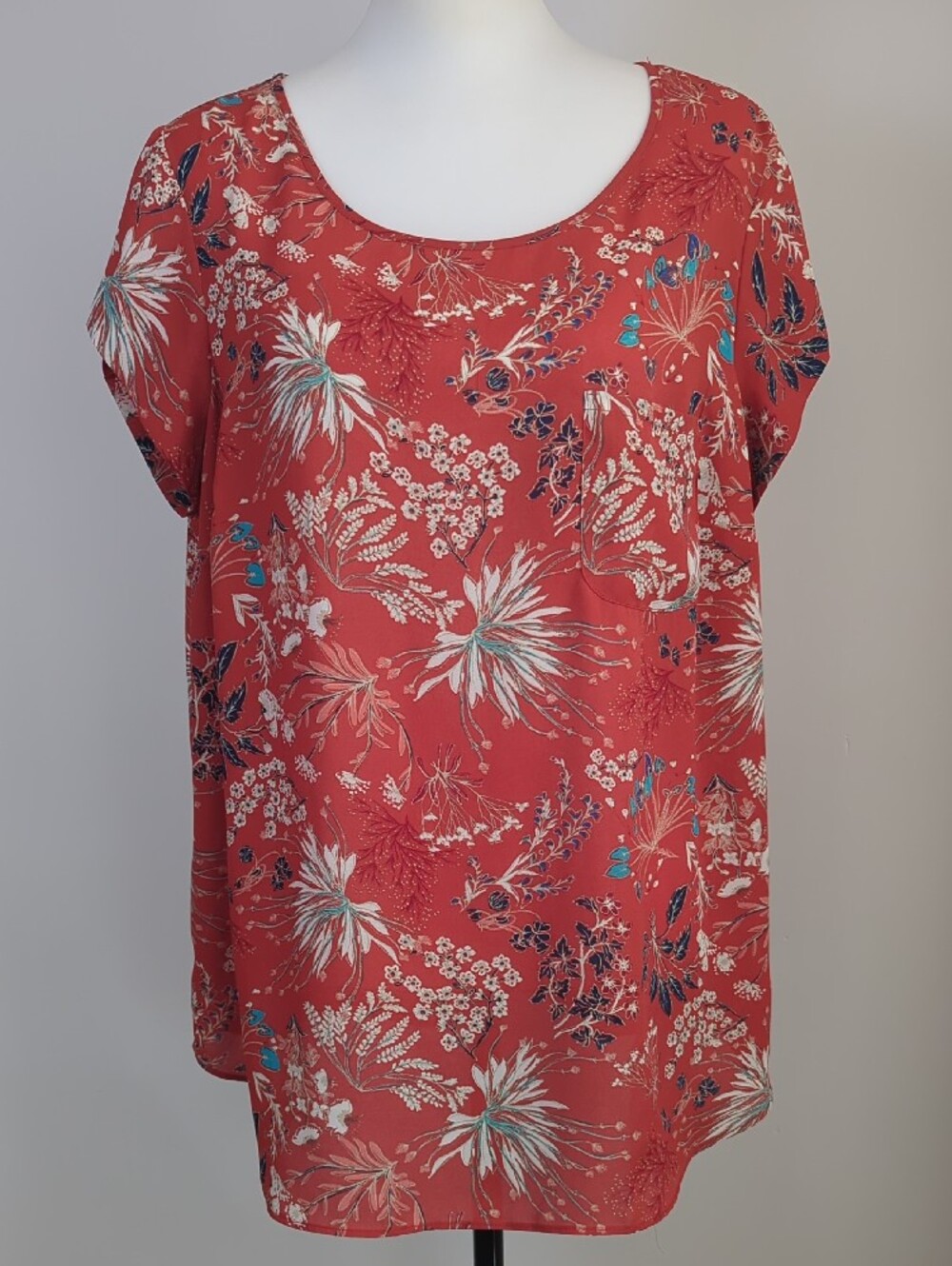 Meraki Floral Scoop Neck Blouse Coral Red Short Sleeve Top Chest Pocket 1X
